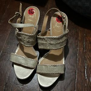 Unworn size 10 (fit like a 9.5) Jack Rodgers gold heel Sandal